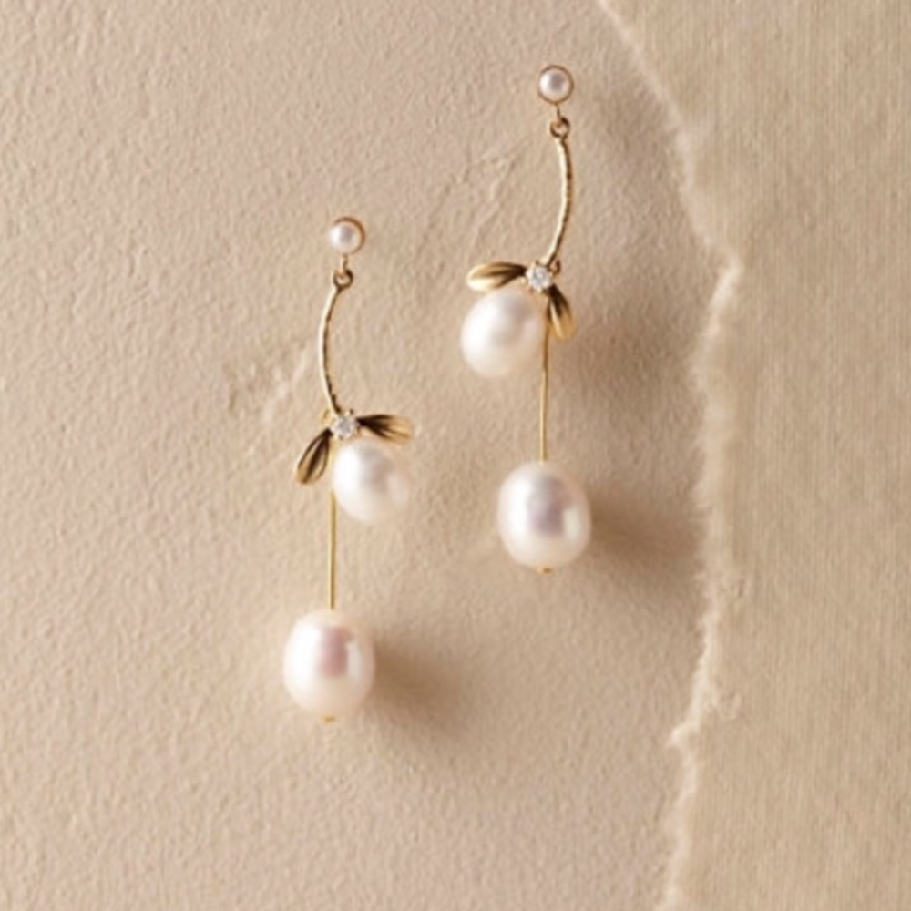 Bhldn pearl blooms earrings. NWT